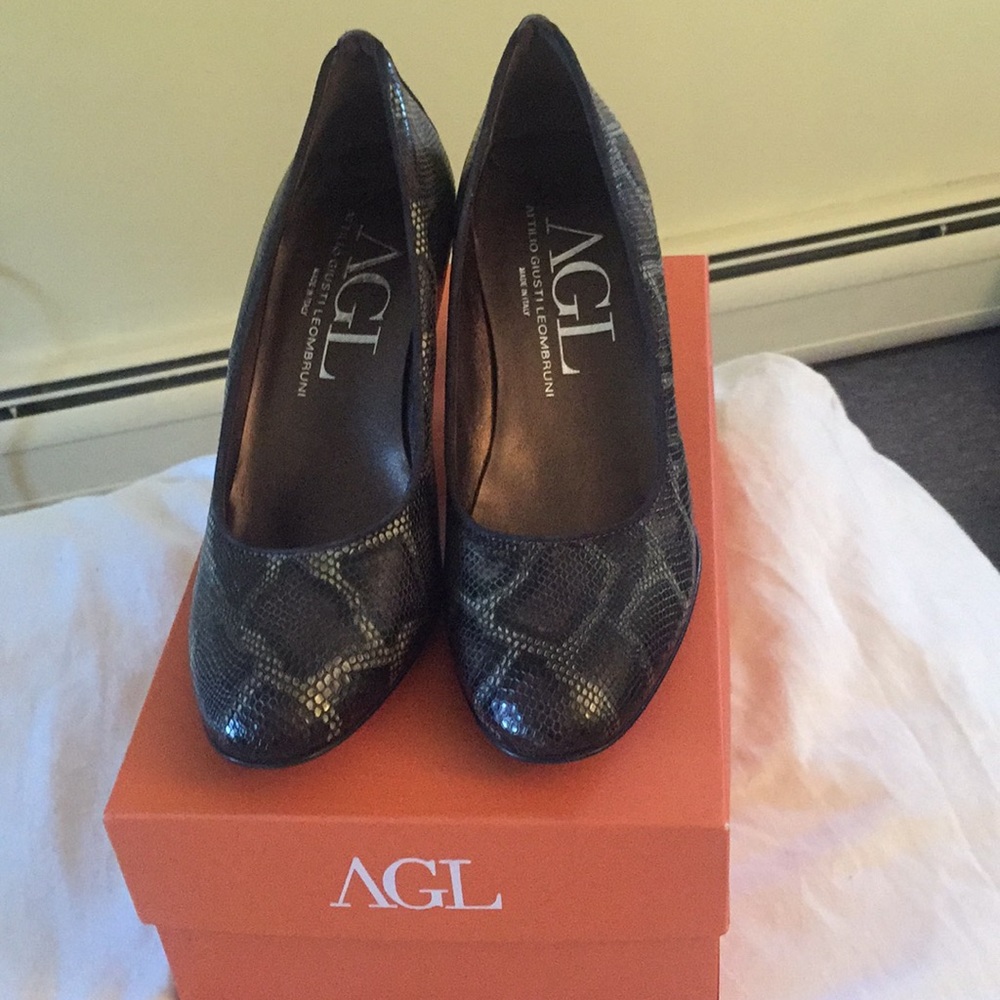 Attilio Giusti Leombruni Snake Suede Pumps